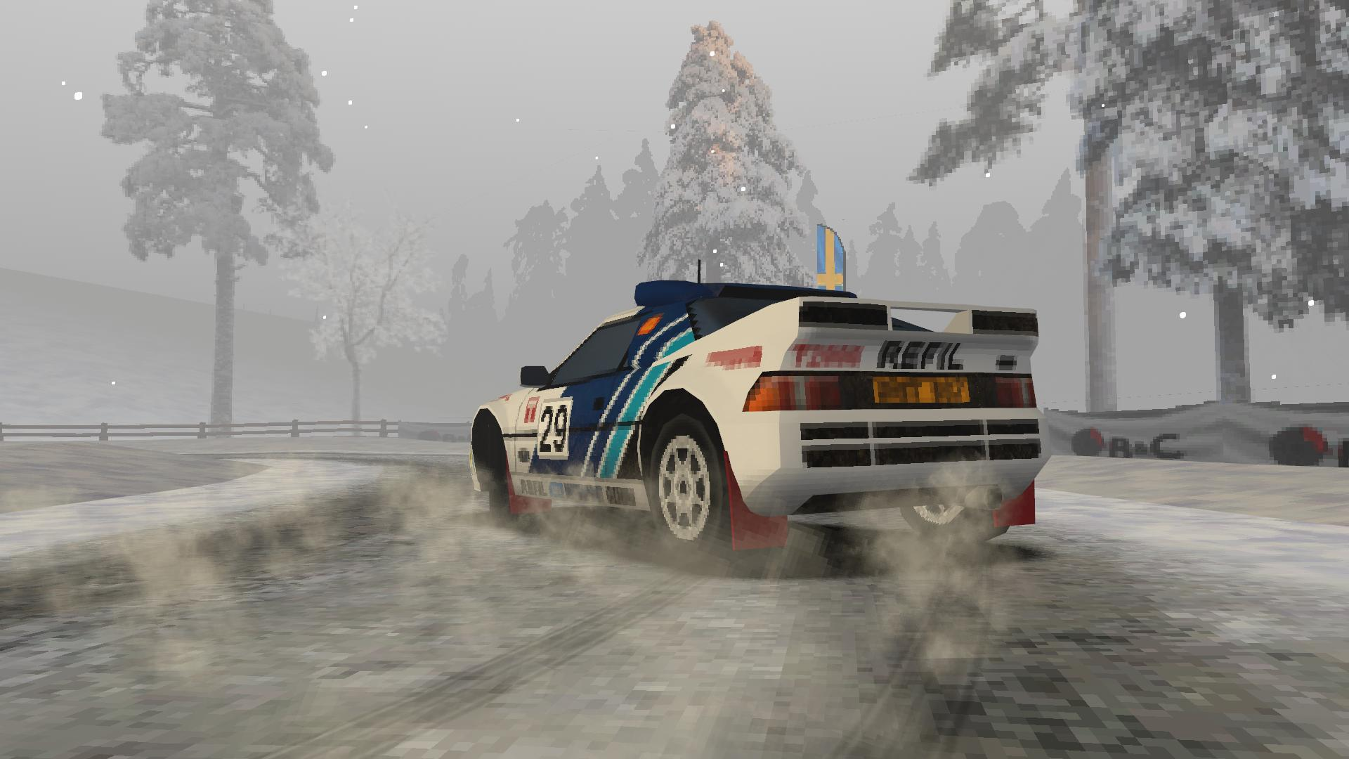 Ein weiß-blaues Rallyeauto driftet auf einer schneebedeckten Straße. Bäume befinden sich im Hintergrund. Das Auto hat die Nummer 29.
