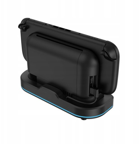 Czarna stacja dokująca z dołączoną konsolą do gier. Podstawa ma niebieskie światło. Tło jest białe.