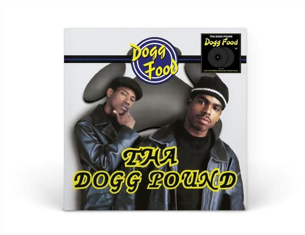 Albumcover für Dogg Food von Tha Dogg Pound. Zeigt zwei Männer in schwarzen Jacken, einer schwarzen Mütze und den Albumtitel in Gelb.