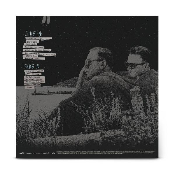 Albumcover. Zwei Männer mit Sonnenbrille sitzen vor dunklem Hintergrund mit Songtiteln. Gras und Text unten.