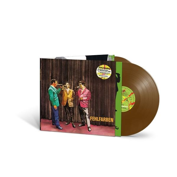 Albumcover mit drei Männern in Anzügen, die Mikrofone halten. Eine braune Vinyl-Schallplatte ist sichtbar. Das Album heißt 'FEHLFARBEN'.