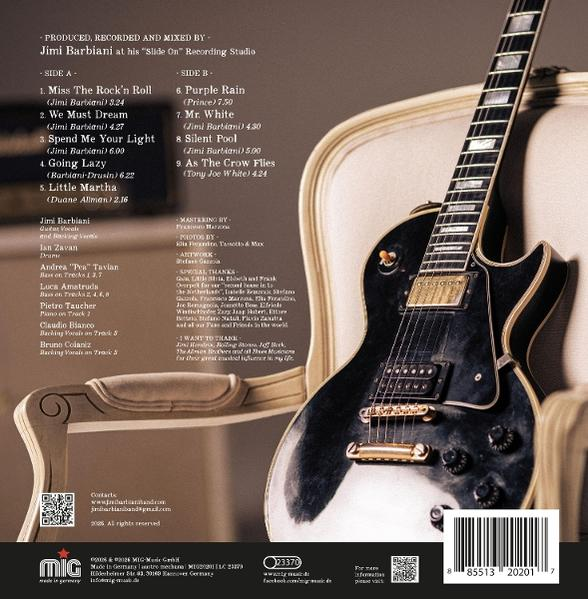 Eine schwarze Gitarre lehnt an einem Stuhl, Albumdetails sichtbar.