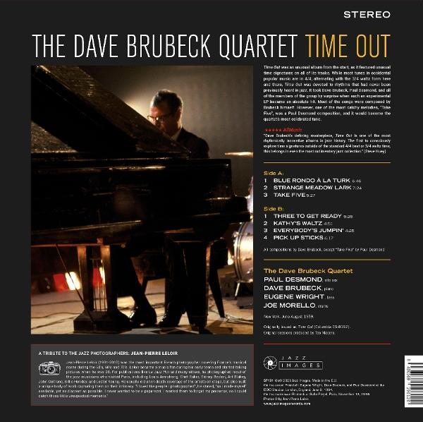 Ein Mann spielt Klavier, neben Text über The Dave Brubeck Quartet, Album Time Out.