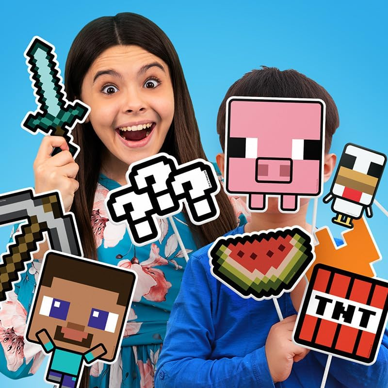 Két gyerek Minecraft karaktermaszkokkal és kellékekkel, mosolyogva a kamerába. Egy lány kardot, egy fiú görögdinnyét tart.