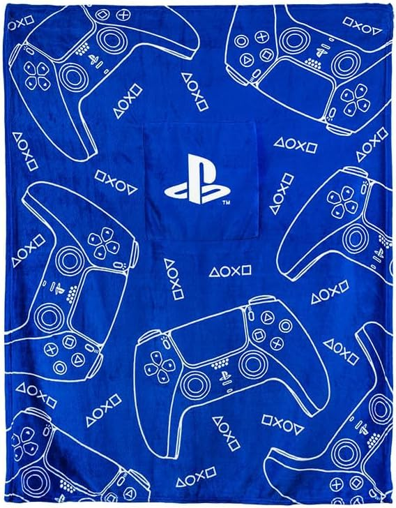 Kék takaró fehér körvonallal PlayStation kontrollerekkel. A közepén egy zseb a PlayStation logóval.