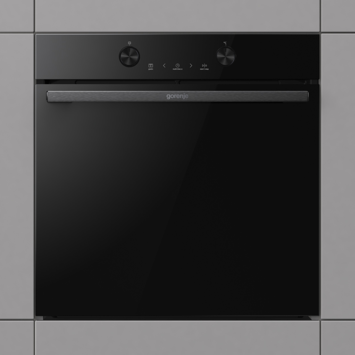 Fekete sütő gombokkal és fogantyúval. A 'gorenje' márka látható. Szürke keretes szekrénybe van beépítve.