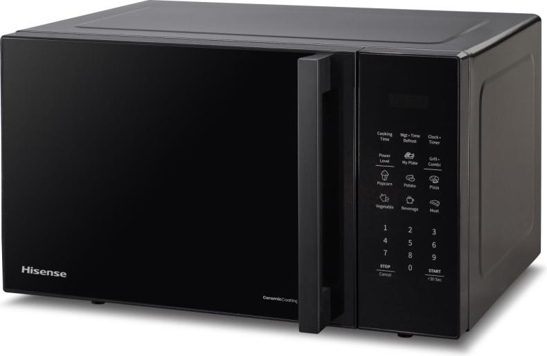 Egy fekete Hisense mikrohullámú sütő. Van egy kezelőpanelje főzéshez, teljesítményhez, pattogatott kukoricához és egyebekhez való gombokkal. A bal oldalon van egy fogantyú.