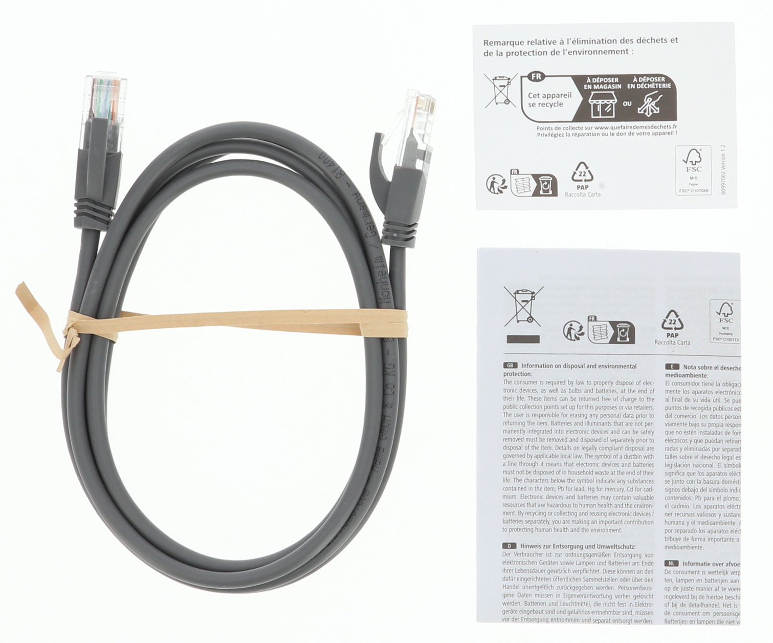 Gri Ethernet kablosu, konektörlerle, kahverengi bantla bağlanmış, beyaz bir yüzeyde, metinle.