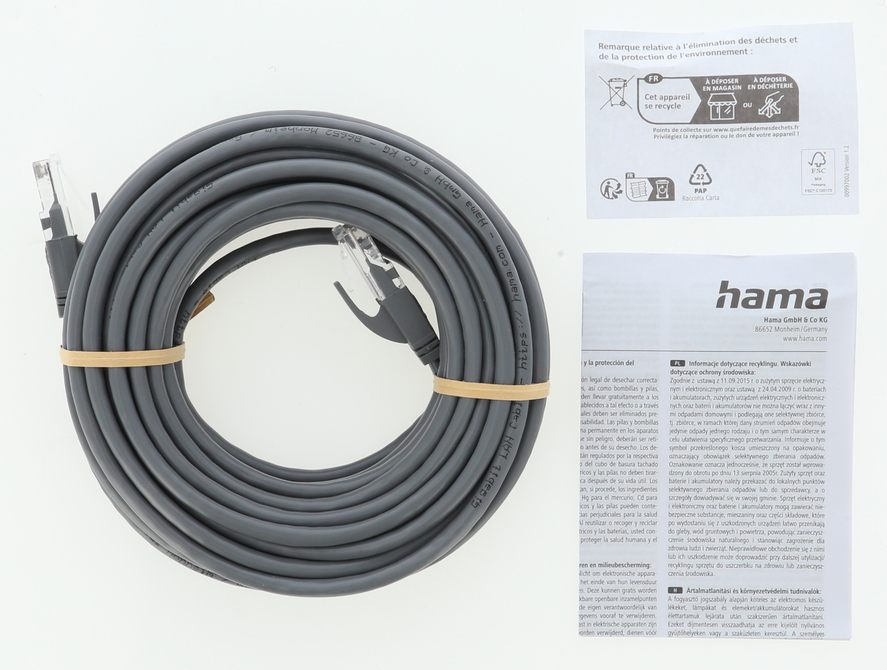 Kahverengi lastikle sarılmış gri Ethernet kablosu, ürün bilgileri görünür durumda.