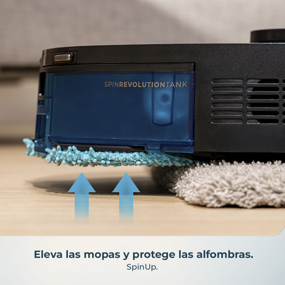 Vista de cerca de una aspiradora robótica negra y azul. Dos flechas azules apuntan hacia arriba. El texto dice 'Eleva las mopa'.