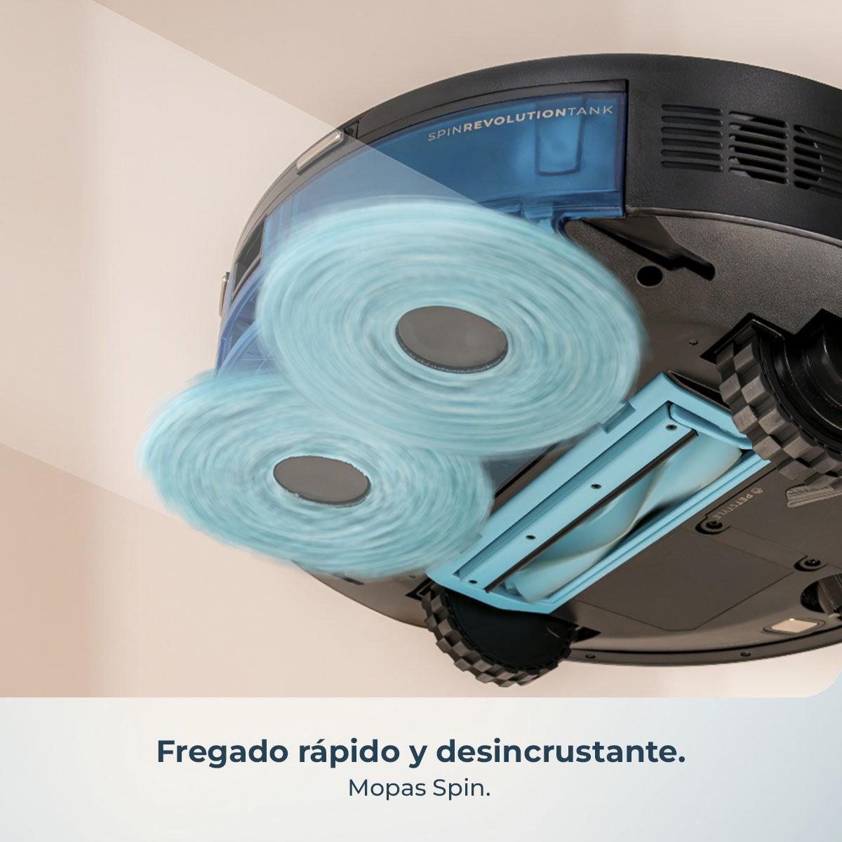 Un robot aspirador negro y azul con almohadillas giratorias azules. Se ven las palabras 'SPINREVOLUTIONTANK'.