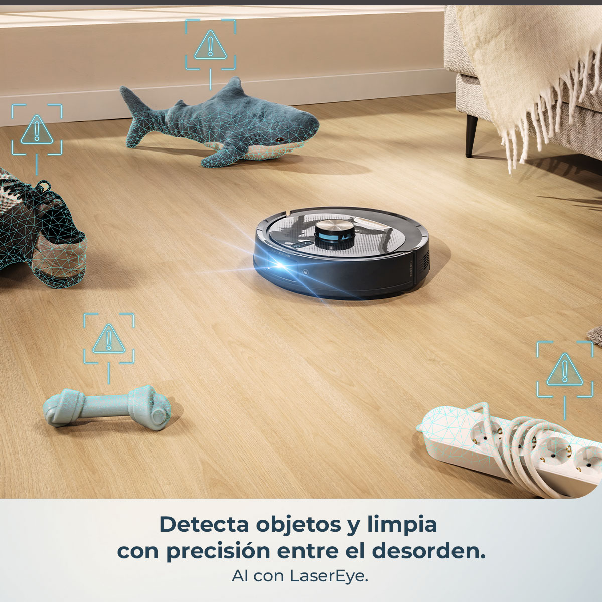 Un robot aspirador en suelo de madera, con juguetes y regleta. El texto dice que detecta objetos y limpia con precisión.