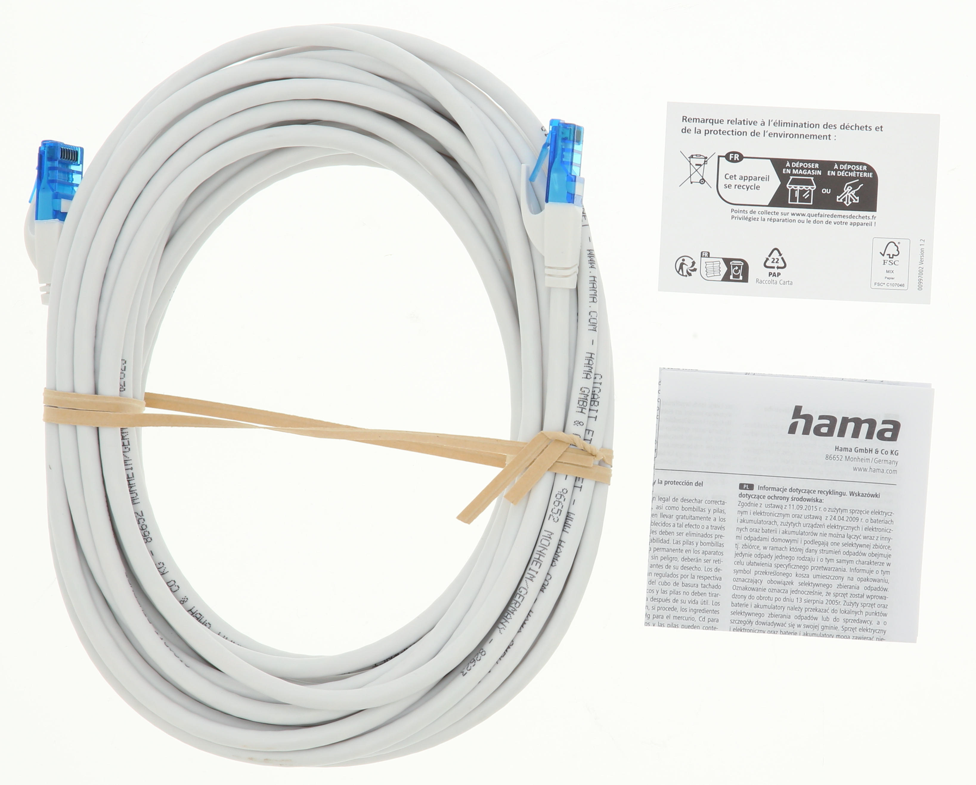 Mavi konektörlü beyaz ethernet kablosu, kahverengi lastik bantla sabitlenmiş, ambalaj ve geri dönüşüm sembolleri ile.