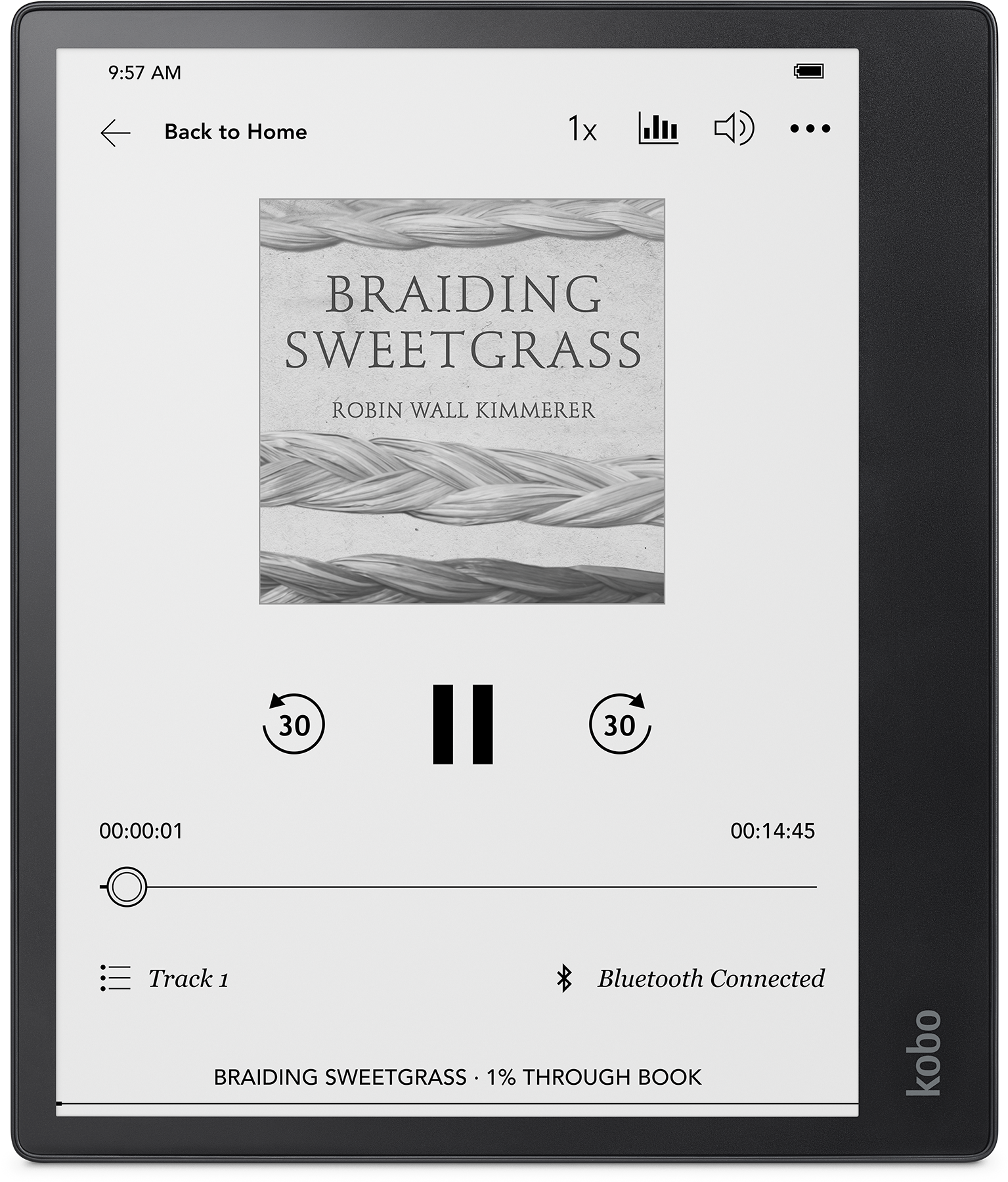Egy e-könyv olvasó egy könyv borítóját jeleníti meg, a Braiding Sweetgrass-t. A vezérlők a lejátszás/szüneteltetés, a kihagyás és a haladás.