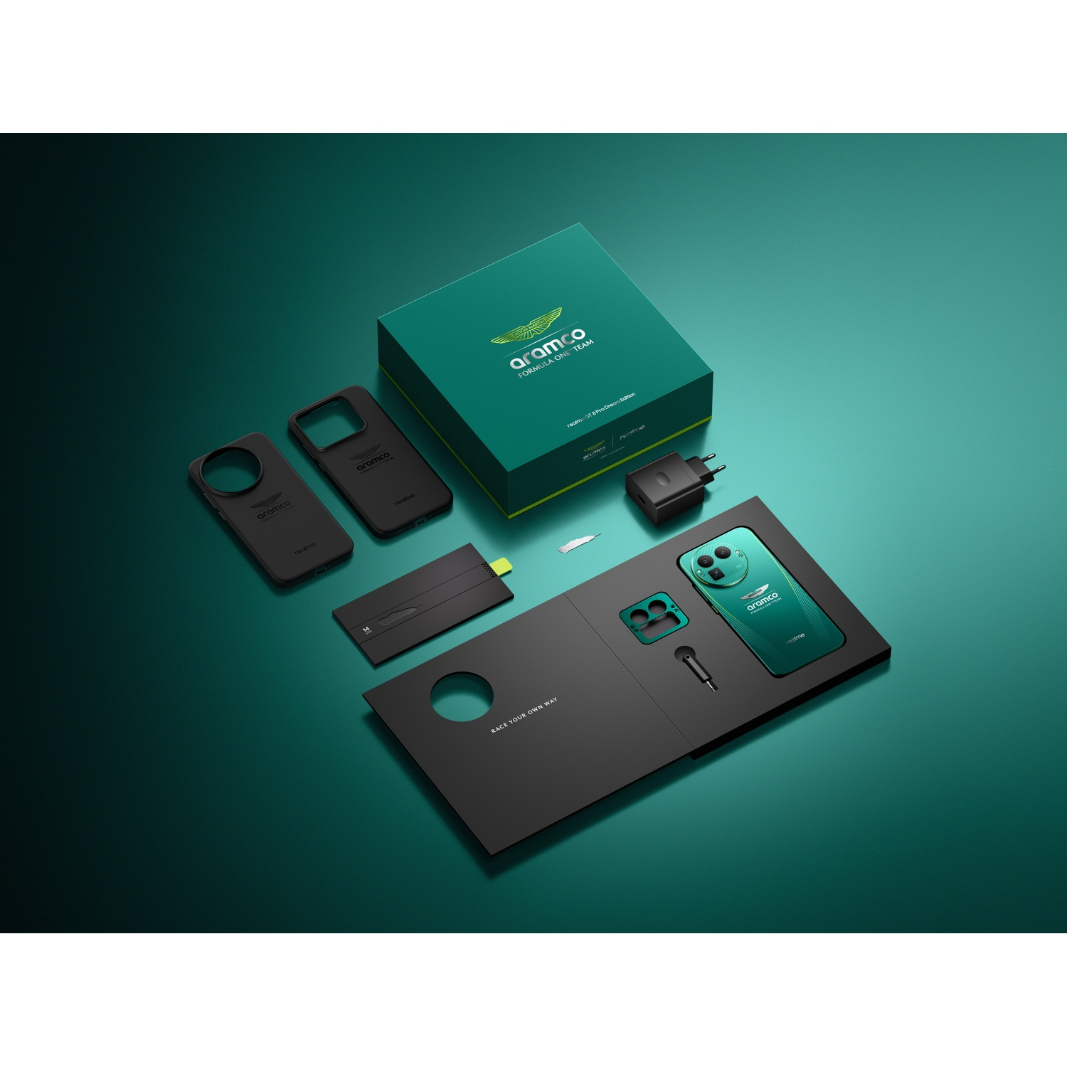 Un telefono e accessori, tra cui una scatola, custodie, un caricabatterie e un espulsore SIM, sono disposti su una superficie verde scuro.