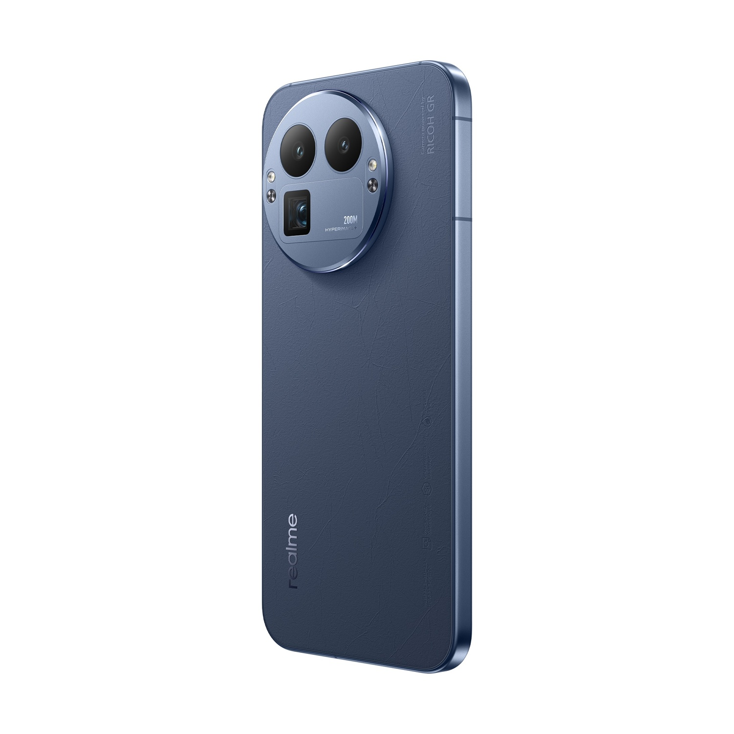 Un telefono Realme blu. Ha una fotocamera con due obiettivi e uno piccolo, il marchio è visibile in basso.