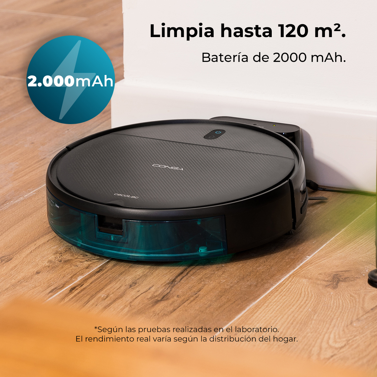 Una aspiradora robot negra sobre un suelo de madera, cerca de una pared blanca. La aspiradora se está cargando. El texto dice: limpia hasta 120 m².