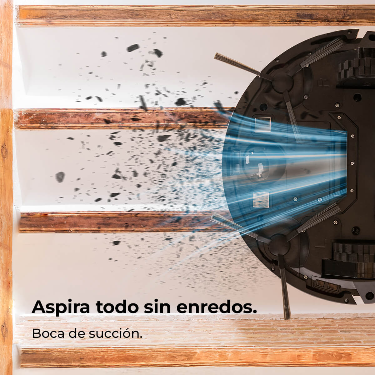 Una aspiradora robótica negra limpia escaleras. Se aspira la suciedad. El texto dice: 'Aspira todo sin enredos. Boca de succión.'