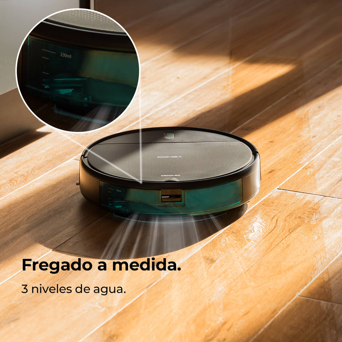 Un robot aspirador sobre un suelo de madera. Un primer plano muestra su depósito de agua. Texto: 'Fregado a medida. 3 niveles de agua'.