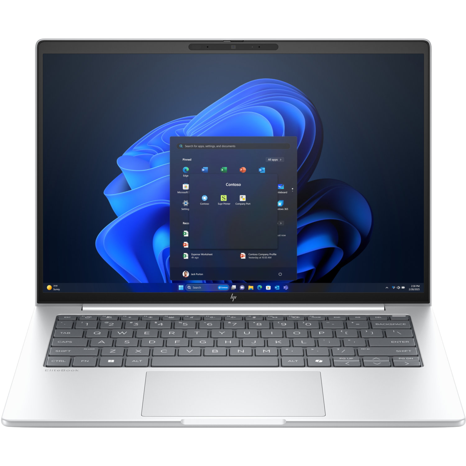Opengeklapte laptop met Windows 11 en geopend app-menu. Toetsenbord zichtbaar. De laptop is zilverkleurig met zwarte achtergrond.