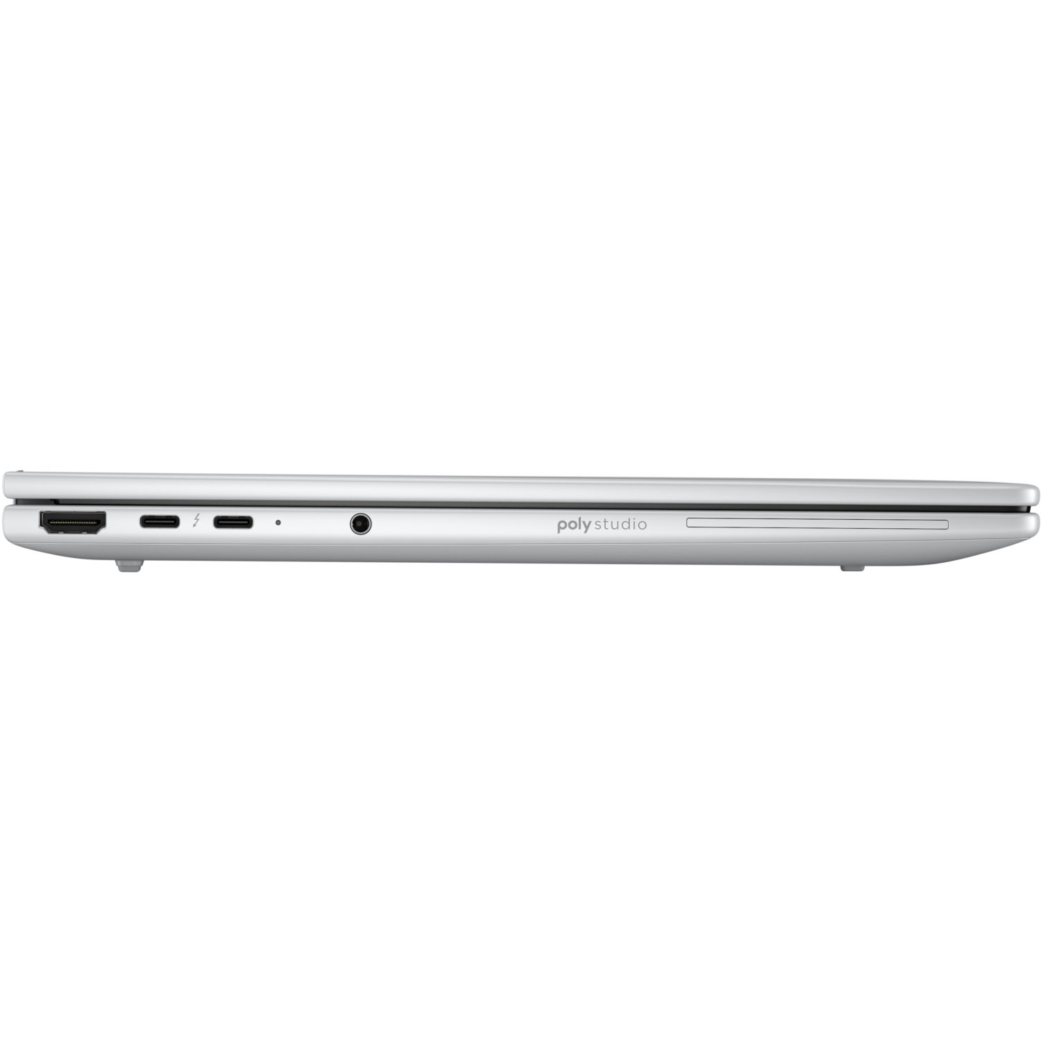Zijaanzicht van een zilveren laptop. Poorten zijn HDMI, USB-C en audio-aansluiting. Het merk "poly studio" is zichtbaar.