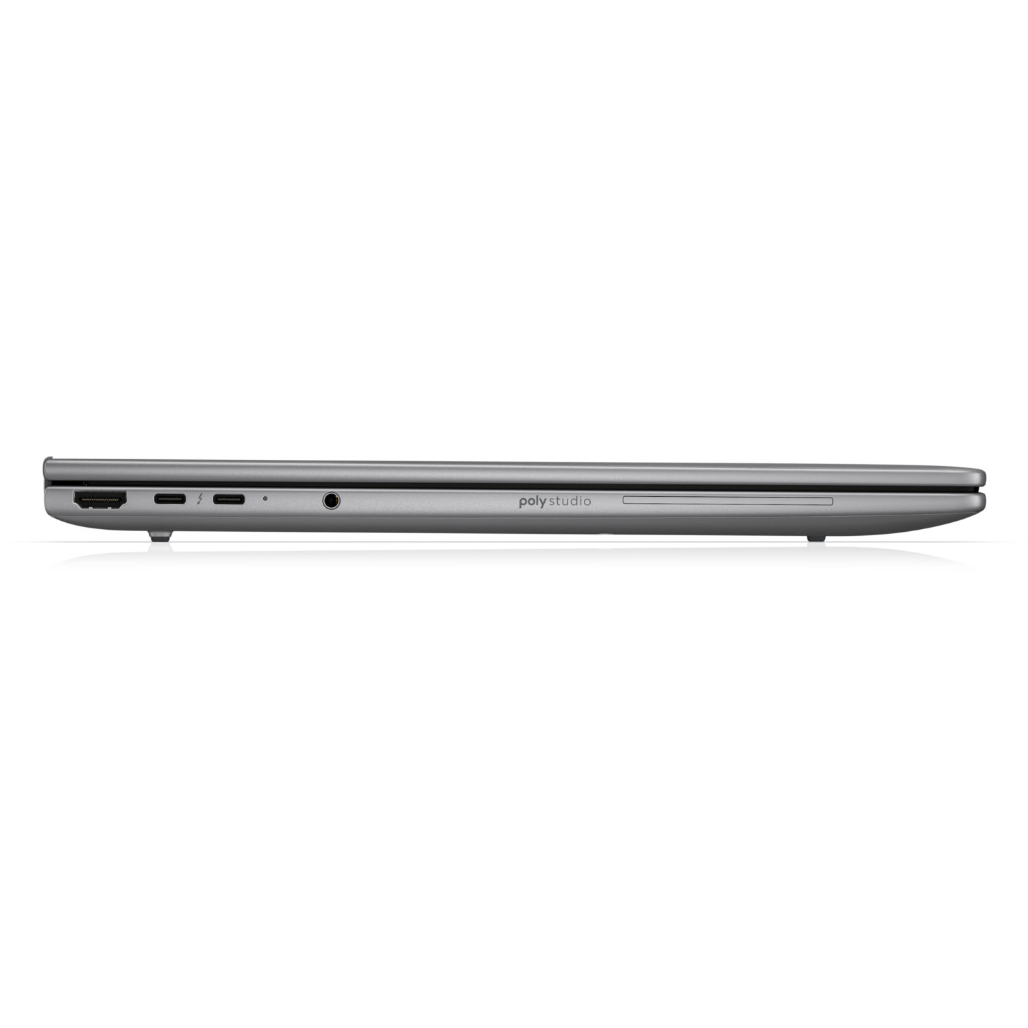 Vue latérale d'un ordinateur portable argenté. Ports : HDMI, USB-C et prise audio. La marque "poly studio" est visible.