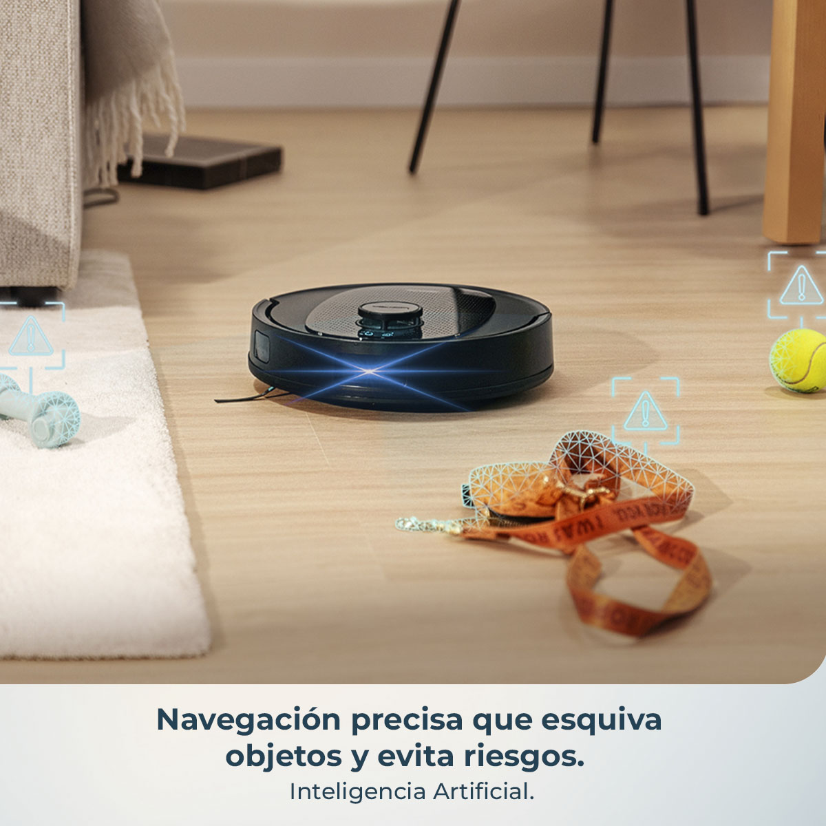 Una aspiradora robot negra en un suelo de madera. Juguetes y pelota de tenis cerca. Texto: La navegación precisa evita objetos.
