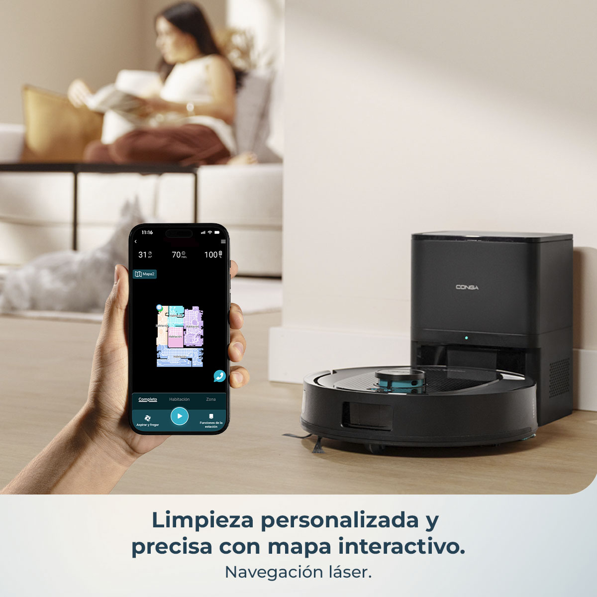 Una persona usa un teléfono para controlar un robot aspirador. El teléfono muestra un mapa del área de limpieza. Una estación de acoplamiento está en el fondo.