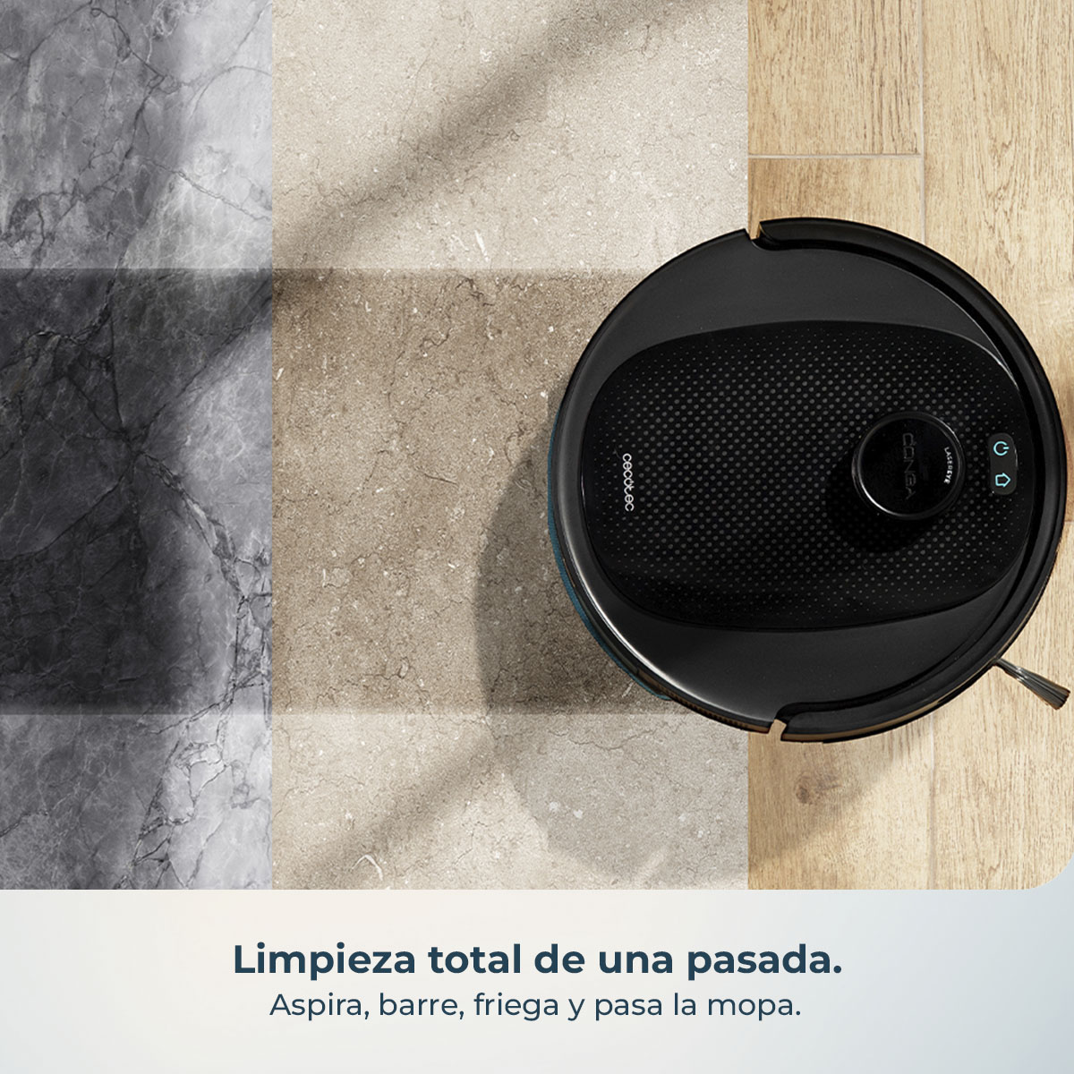 Una aspiradora robótica negra sobre diferentes texturas de suelo. El suelo pasa de mármol gris a baldosas beige y a madera.