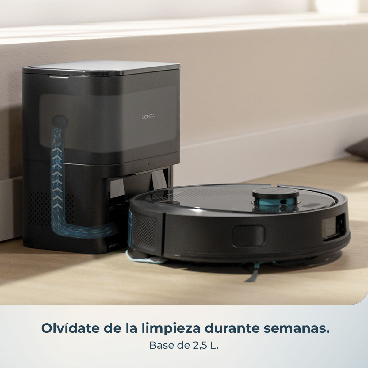 Un robot aspirador negro y una estación base negra sobre un suelo de madera. La estación base tiene un depósito de agua y un logotipo CONGA.