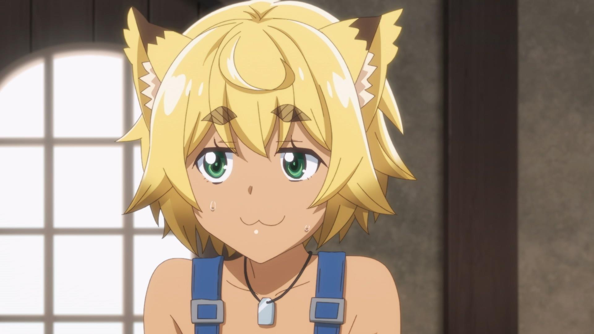 Anime-Figur mit Katzenohren, blonden Haaren, grünen Augen, trägt blaue Latzhosen. Leicht lächelnd, mit Anhänger um den Hals.