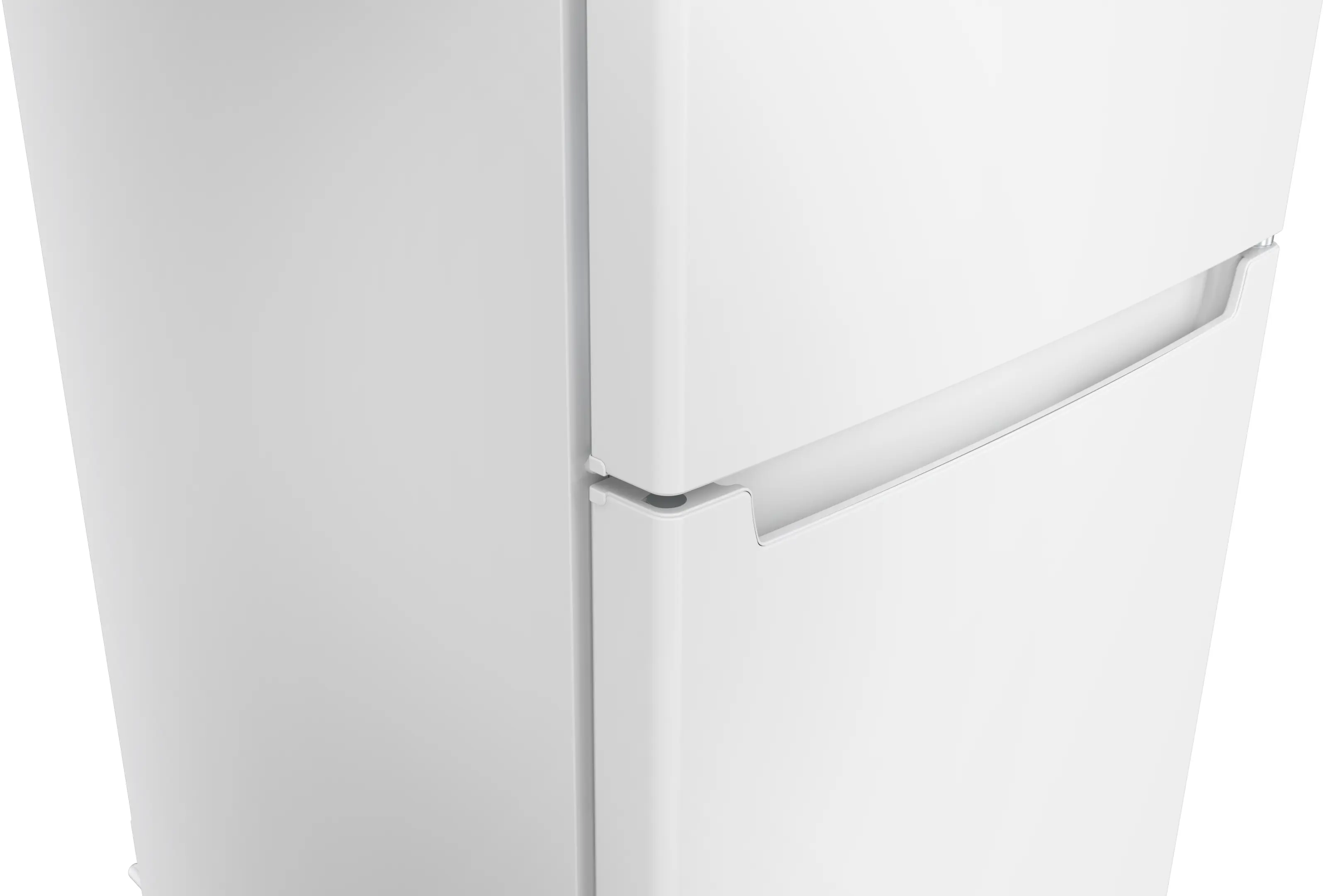 Primer plano de un refrigerador blanco. La puerta superior tiene un asa. Se ven el lateral y las puertas.