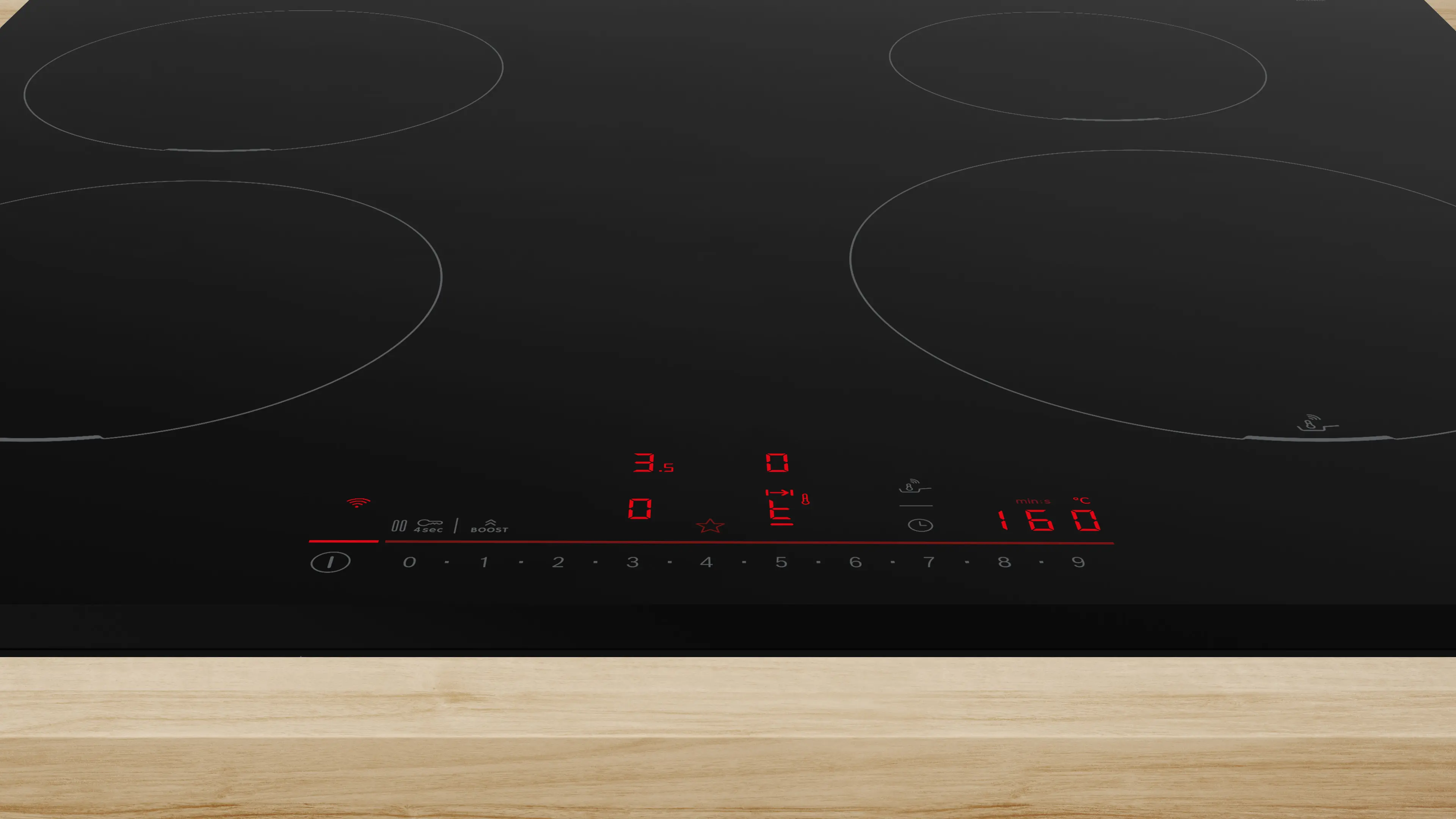 Placa de inducción negra con cuatro quemadores. Pantalla digital muestra temporizador y temperatura en rojo. Superficie de madera.