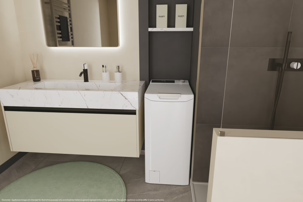 Scena bagno con lavabo in marmo bianco, lavatrice e tappetino verde.