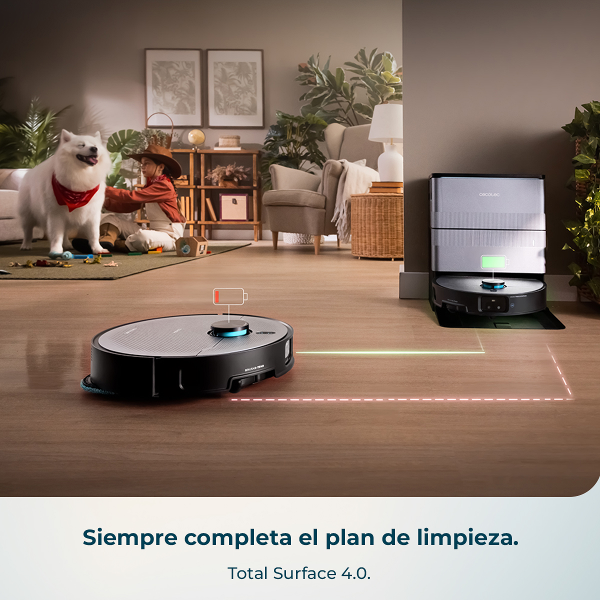 Una aspiradora robot limpia un piso de madera. Un niño y un perro están en el fondo. La aspiradora está cerca de una estación de carga.