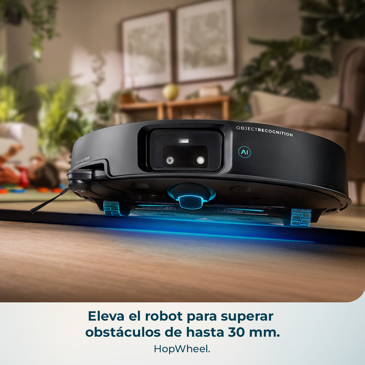 Una aspiradora robot negra en un piso de madera. Tiene luces azules y un logotipo de IA. El fondo muestra una habitación y muebles.