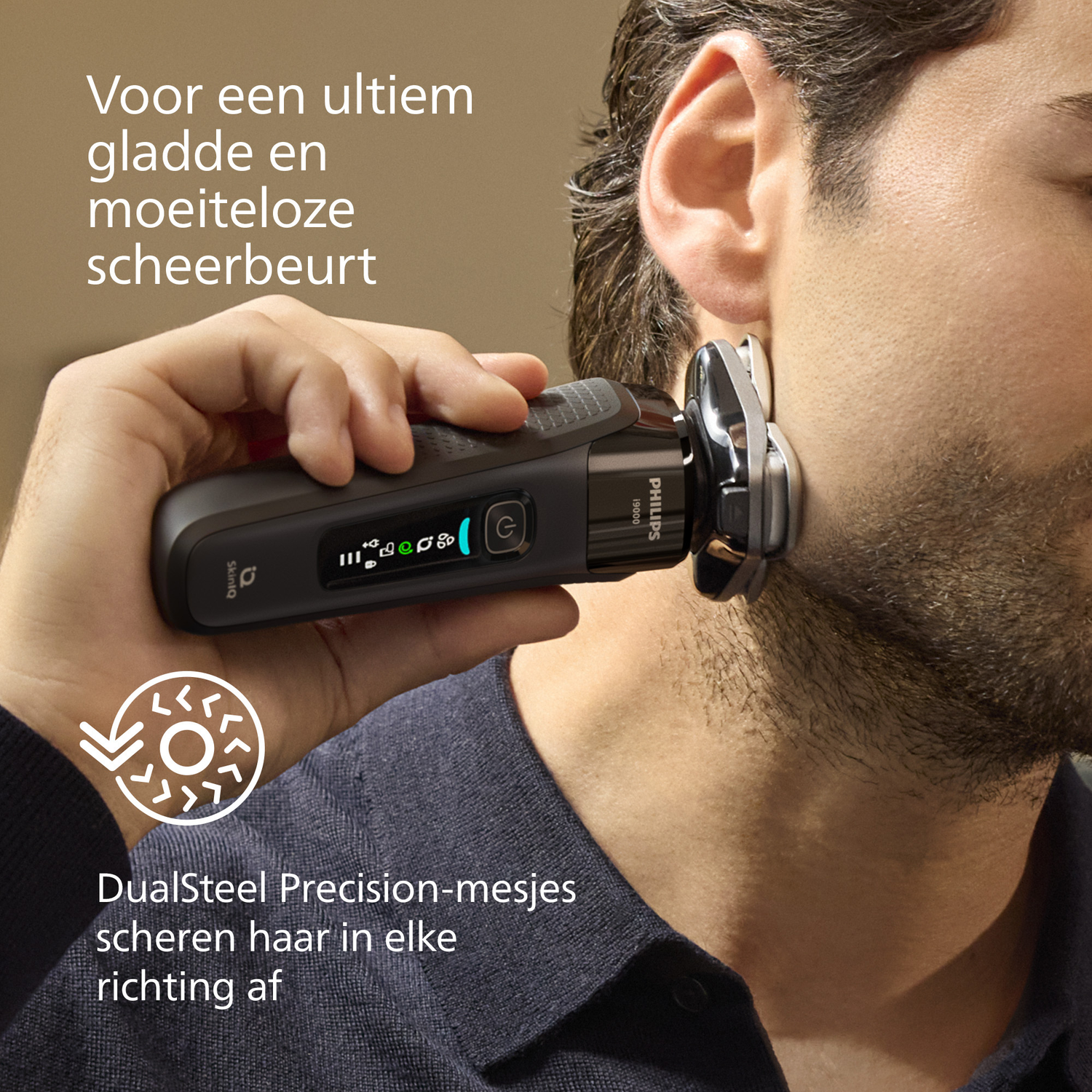 A man shaves his cheek with an electric shaver. The shaver is held by a hand. Text says: DualSteel Precision-mesjes scheren haar in elke richting af.