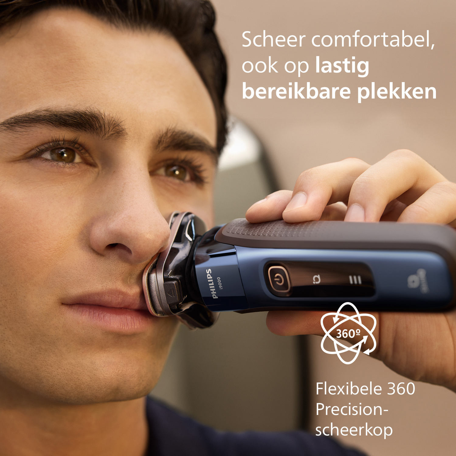 Een man scheert zijn gezicht met een Philips elektrisch scheerapparaat. Het scheerapparaat is blauw en zwart, met een flexibele kop van 360 graden.