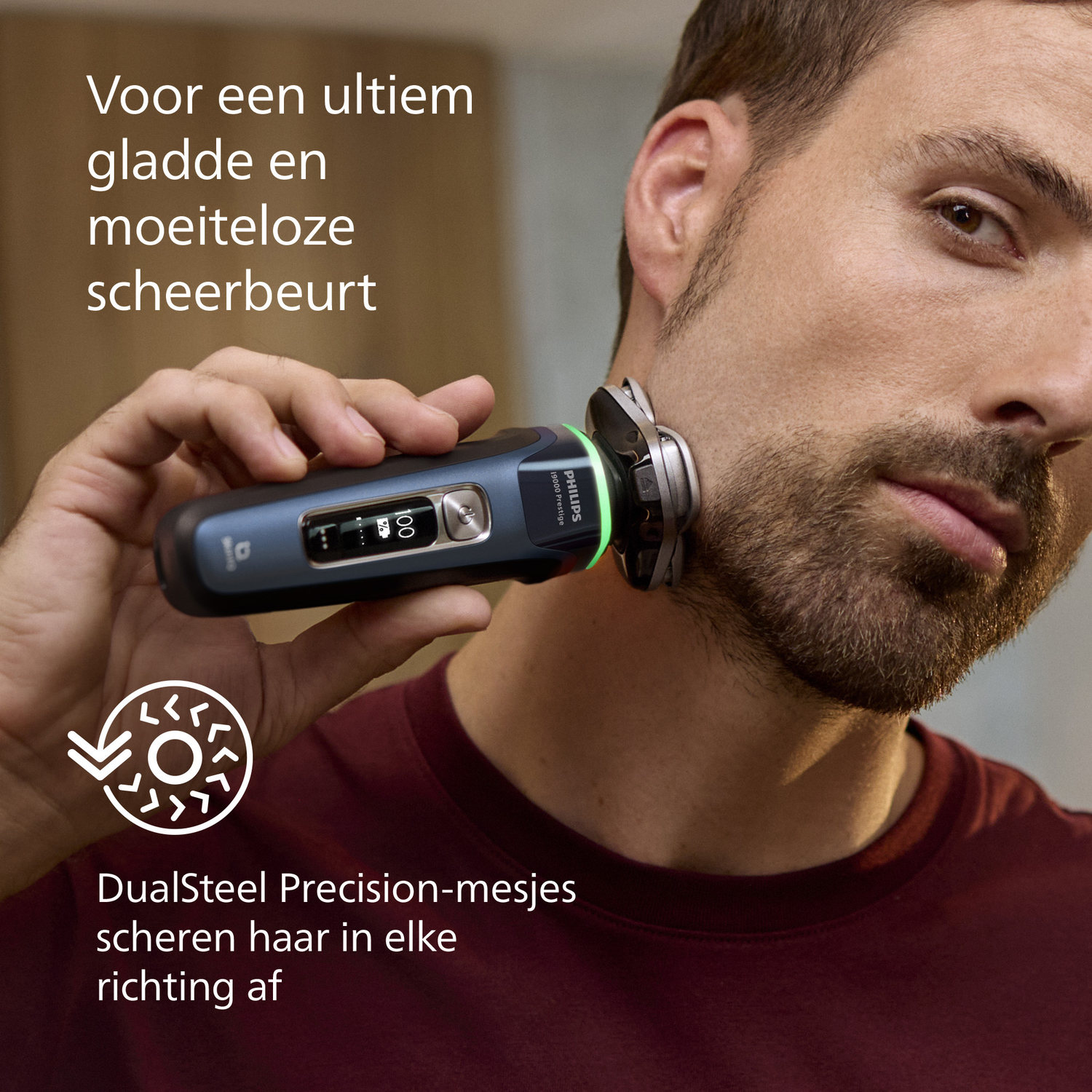 A man shaves with a Philips shaver. The shaver is on his neck. Text says DualSteel Precision-mesjes scheren haar in elke richting af.