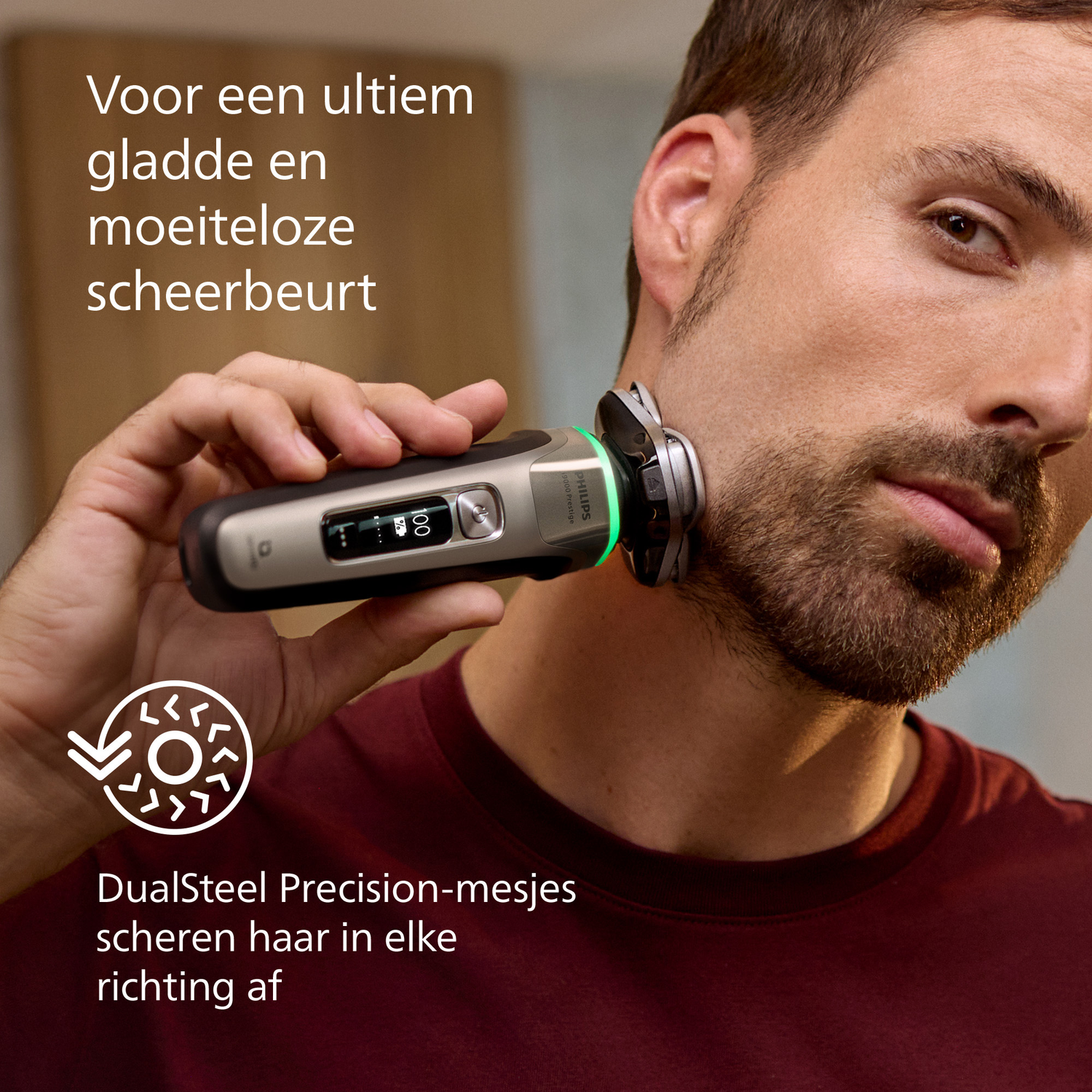 A man shaves his neck with an electric shaver. The shaver is silver and black. Text in Dutch advertises a smooth shave.