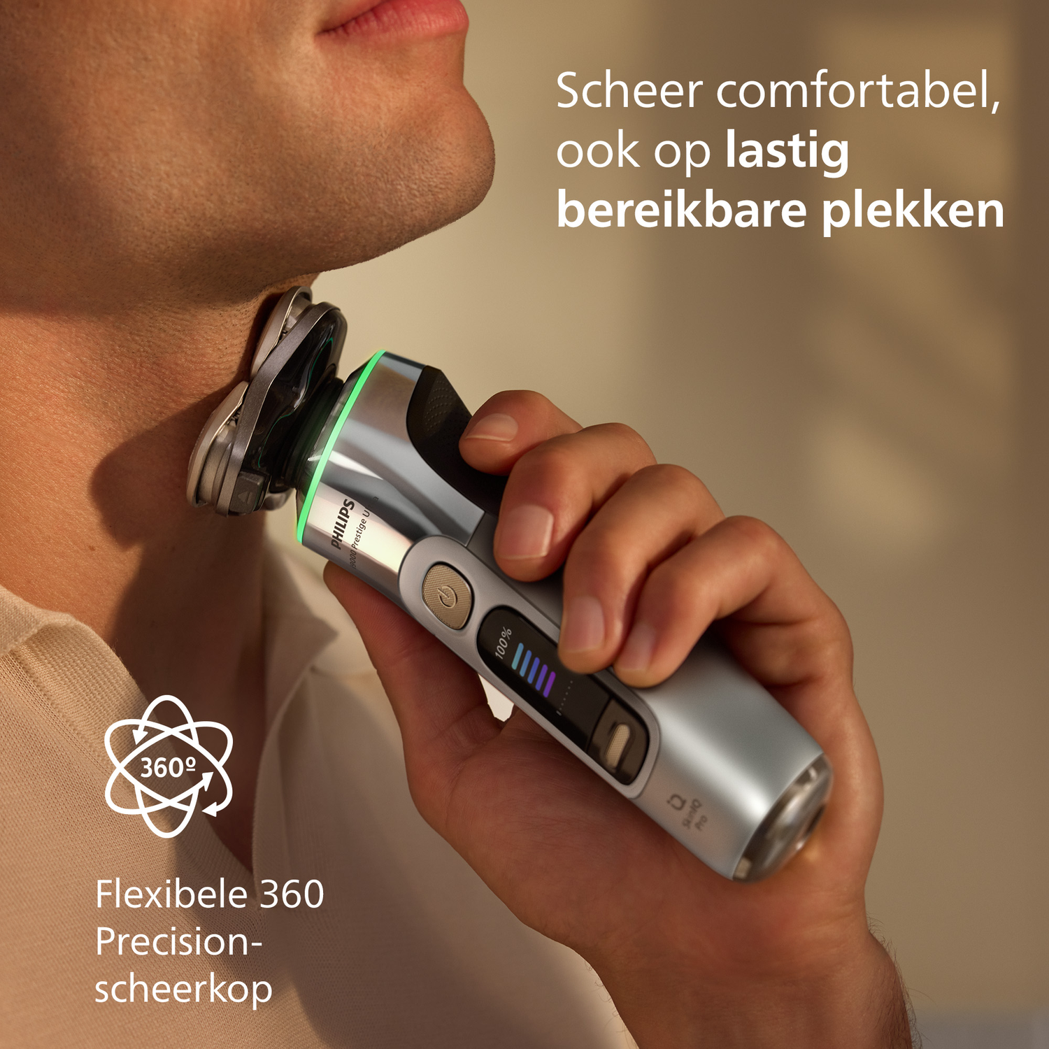 Een man scheert zijn nek met een zilverzwarte Philips scheerapparaat. Het scheerapparaat heeft een groen licht en een batterij-indicator.