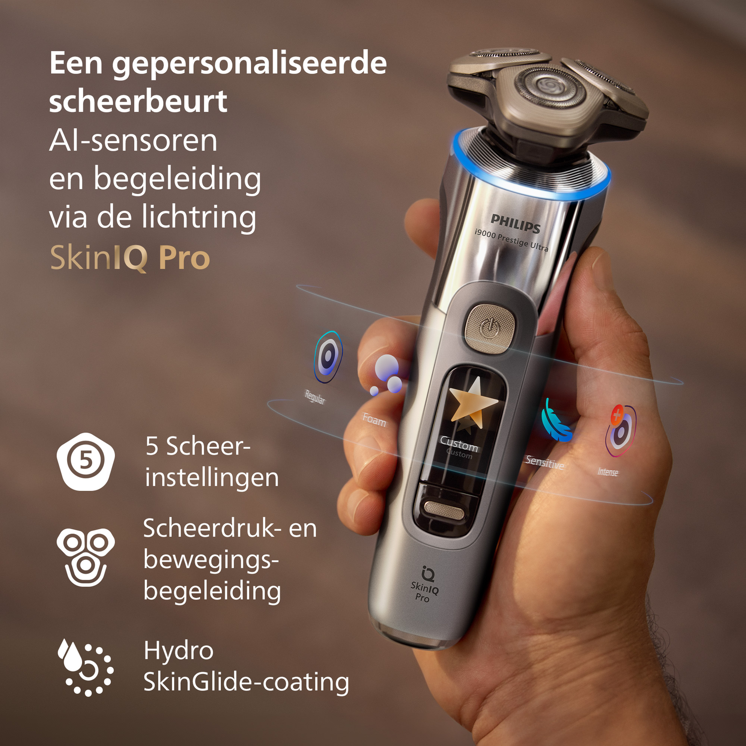 Een Philips elektrisch scheerapparaat wordt in de hand gehouden. Kenmerken zijn AI-sensoren, lichtringgeleiding en 5 scheerinstellingen.