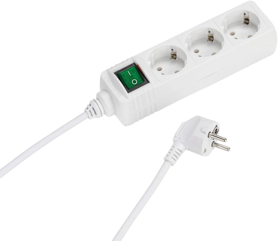 Ein weißes Verlängerungskabel mit drei Steckdosen, einem grünen Ein-/Ausschalter und einem weißen Stecker.