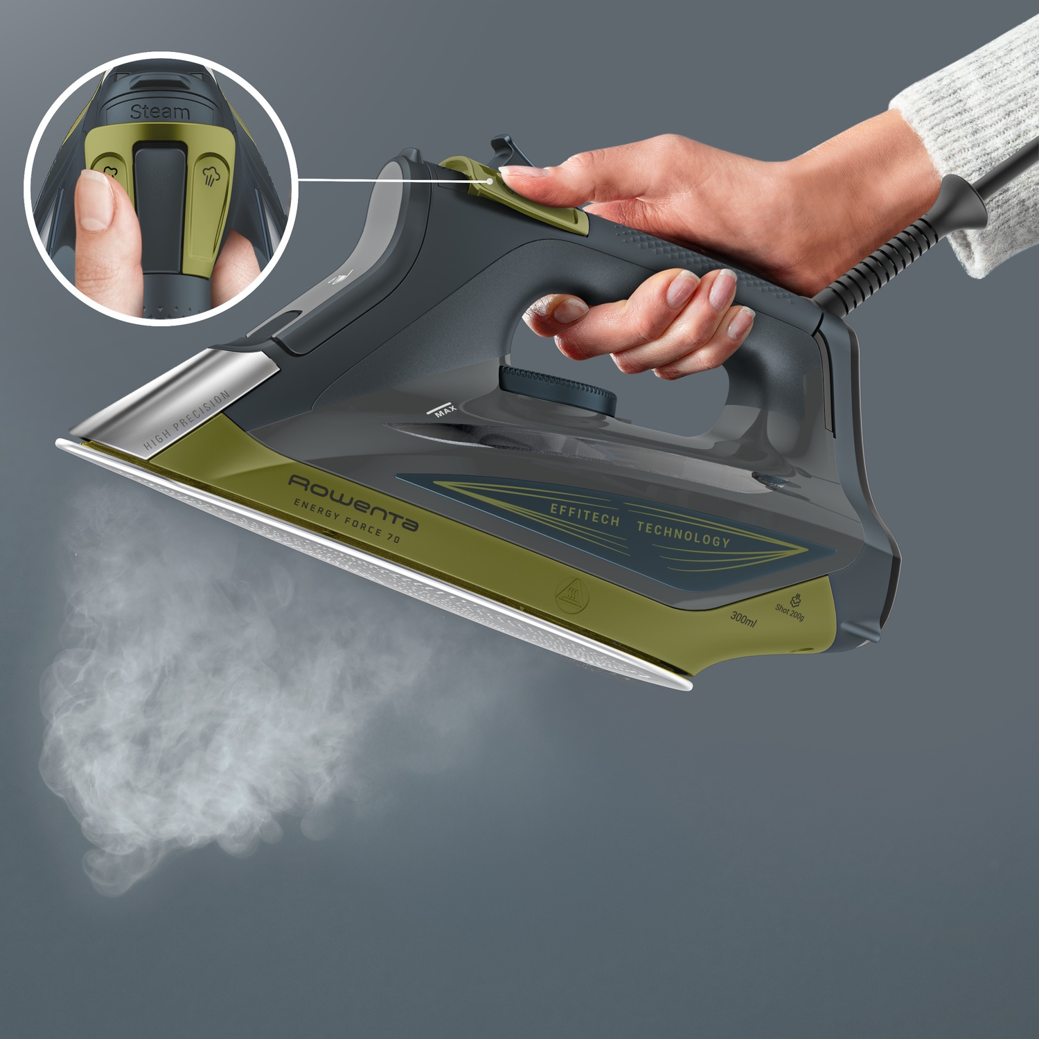 Une main tient un fer à repasser gris et vert, de la vapeur sort. Un gros plan montre la commande de vapeur. Le fer indique Rowenta Energy Force 70.