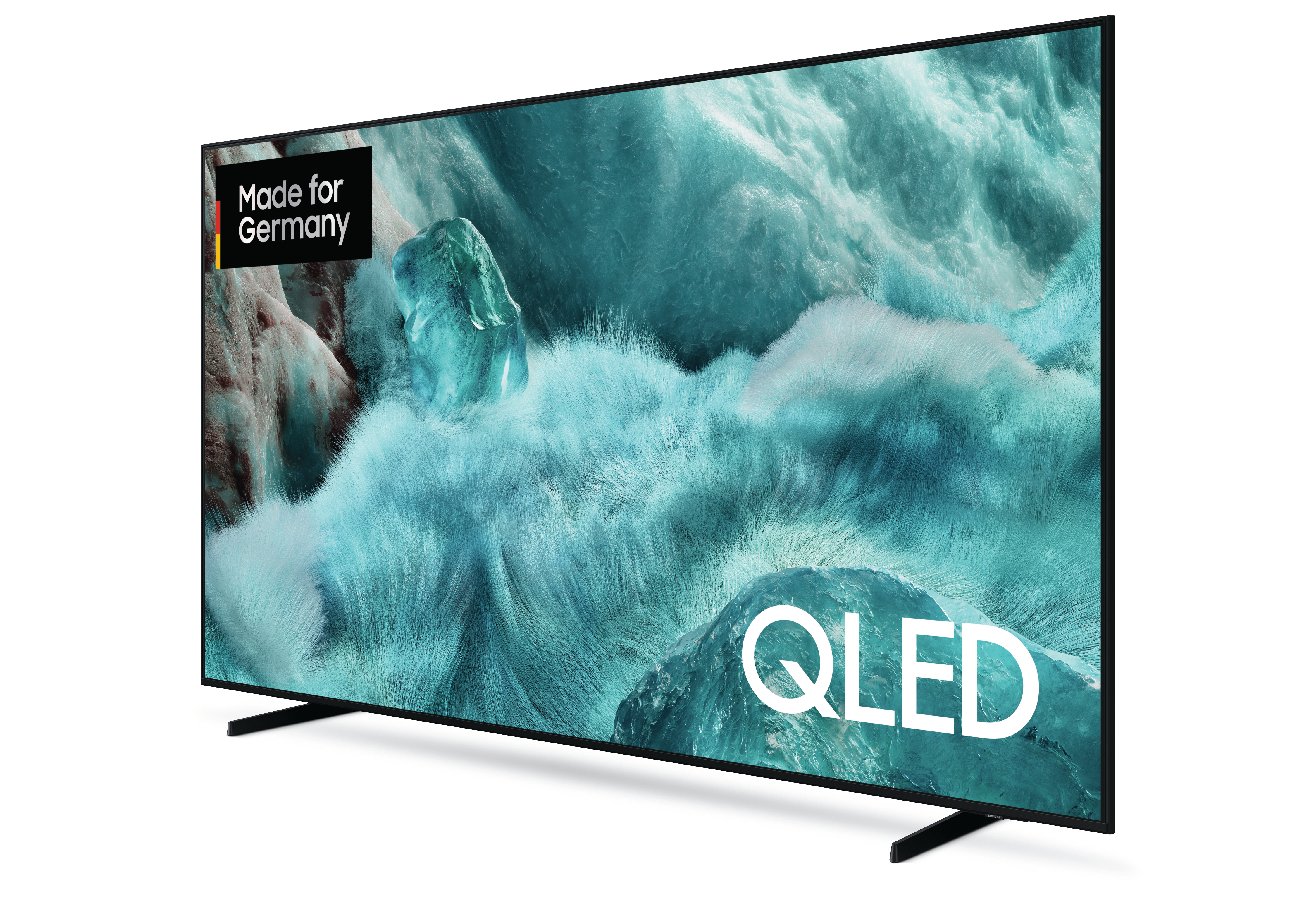 Ein QLED-Fernseher zeigt ein abstraktes blaues Bild. Oben links befindet sich ein Aufkleber "Made for Germany". Der Bildschirm hat schwarze Ränder.