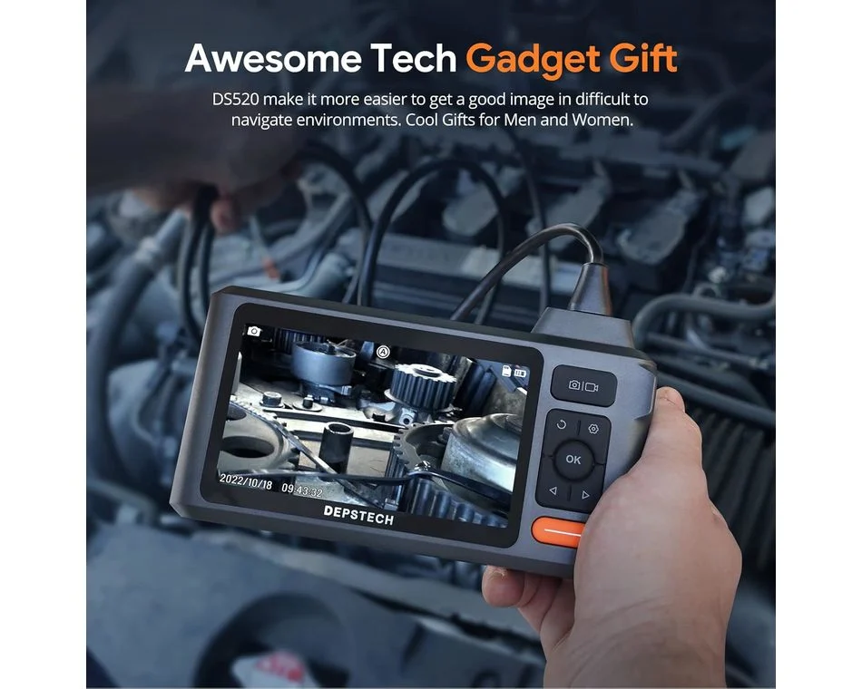 Egy kéz egy eszközt tart, amely egy motor belsejét mutatja. Az eszköz gombokkal és egy képernyővel rendelkezik, amely fogaskerekeket mutat. A szöveg a 'Awesome Tech Gadget Gift'.