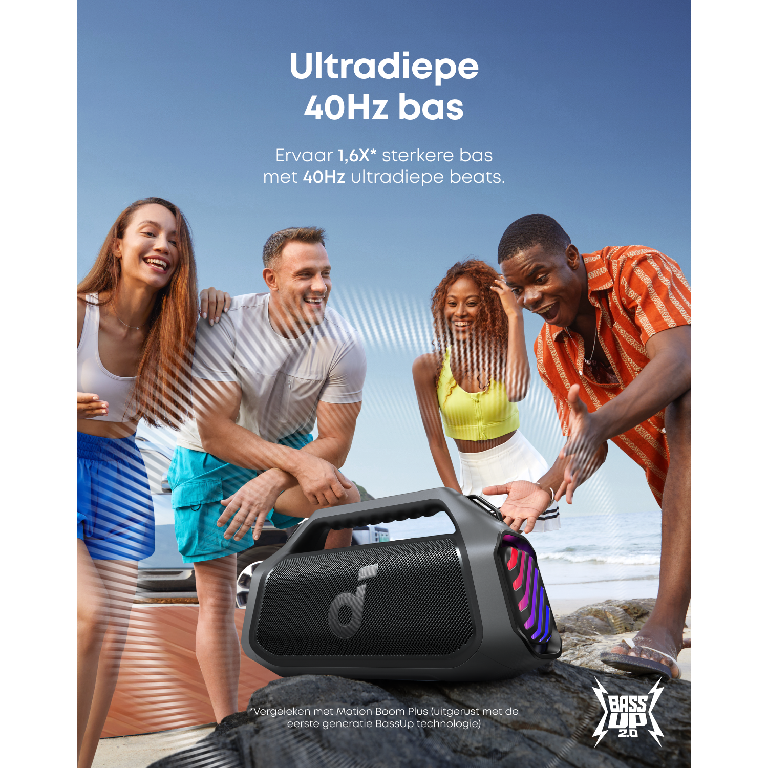 Vier mensen op het strand lachen bij een zwarte speaker. Bovenstaande tekst: 'Ultradiepe 40Hz bas'. BassUp logo zichtbaar.
