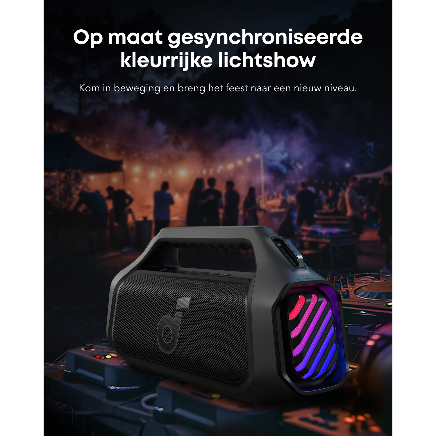 Een zwarte speaker met kleurrijke lichten staat op een tafel. Mensen feesten op de achtergrond. Nederlandse tekst bovenaan.