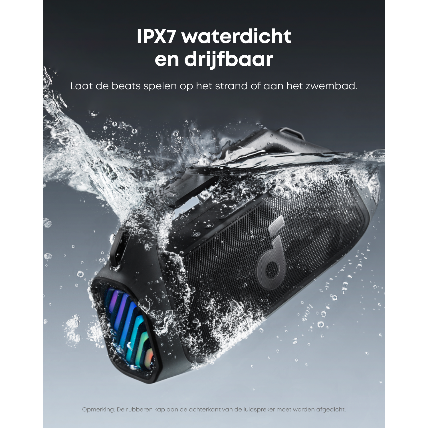 Zwarte speaker onder water. Water spettert eromheen. De speaker heeft een kleurrijk licht en het merklogo.