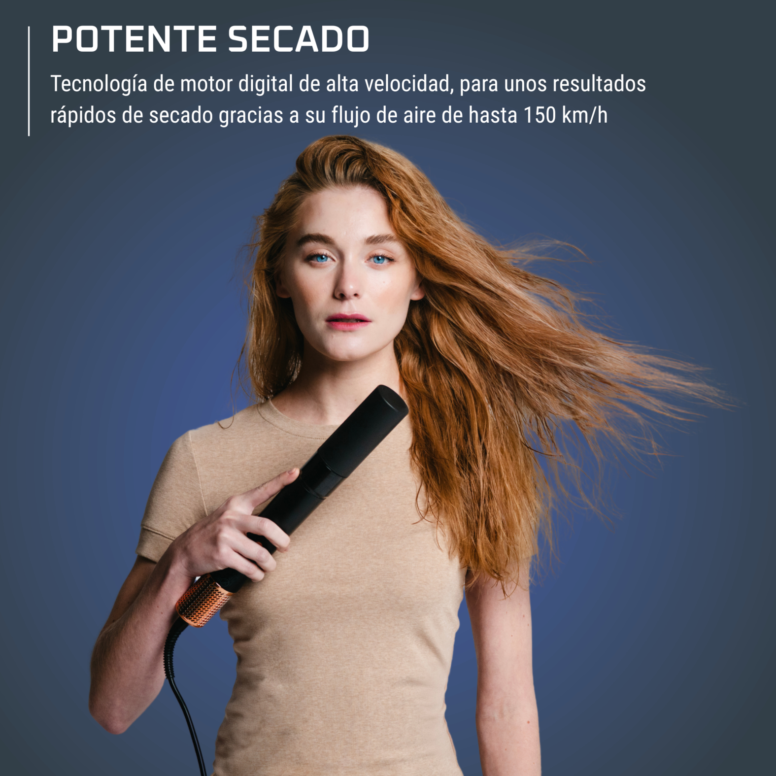 Una mujer con cabello rojo sostiene un secador de pelo negro. El fondo es un degradado de azul. Hay texto en español.